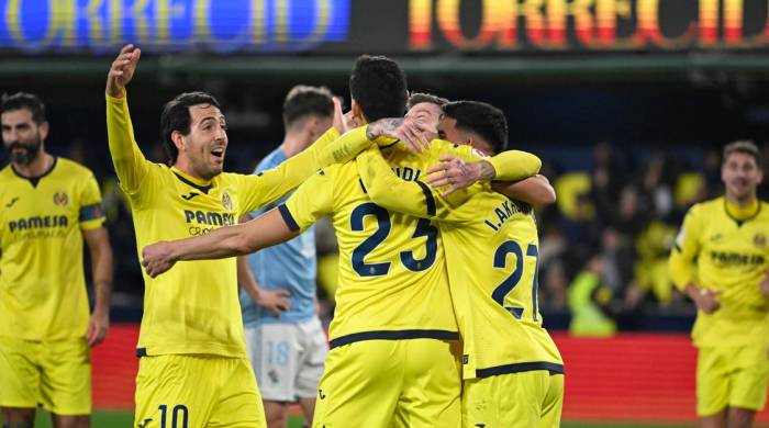 El defensa del Villarreal Asissa Mandi (c) celebra con sus compañeros tras marcar el segundo gol ante el Celta, durante el partido de LaLiga EA Sports de fútbol en el estadio de La Cerámica.