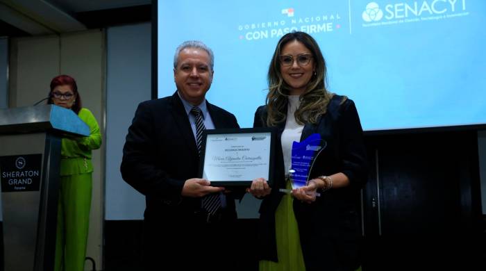 Ivette Leonardi, editora general de ‘La Estrella de Panamá’, recibe el premio de la categoría Prensa Digital en nombre de la periodista María Alejandra Carrasquilla.