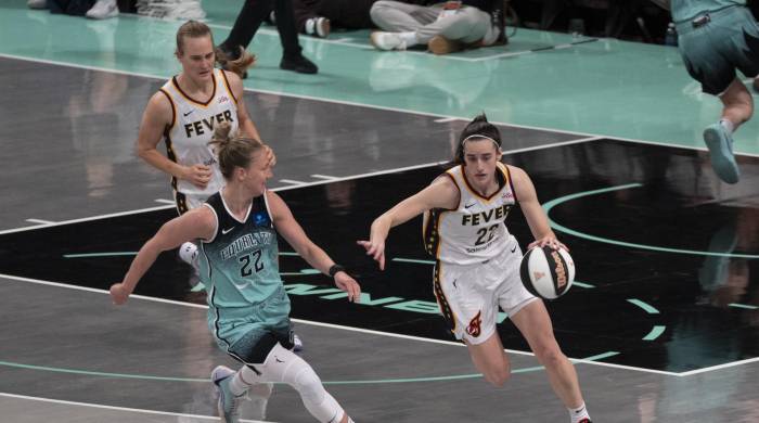 Caitlin Clark protege el balón durante un partido de WNBA entre New York Liberty e Indiana Fever.