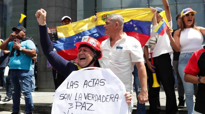 Una mujer sostiene un cartel este martes durante una protesta contra los resultados dados por el CNE, en Caracas.