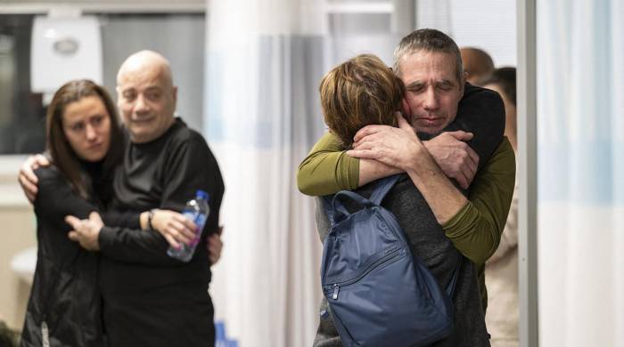En esta imagen proporcionada por el Ejército de Israel se aprecia a los israelí-argentinos Fernando Simon Marman (der.) mientras se rencuentra con su familia en el hospital Tel Hashomer en Ramat.
