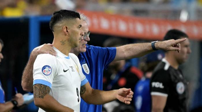 El jugador uruguayo, Luis Suárez (i.) junto con Marcelo Bielsa durante la Copa América 2024.