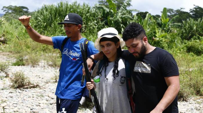 La travesía por la selva es pesada; algunos migrantes no sobreviven; otros, lo hacen gracias a la ayuda de sus compañeros de camino.