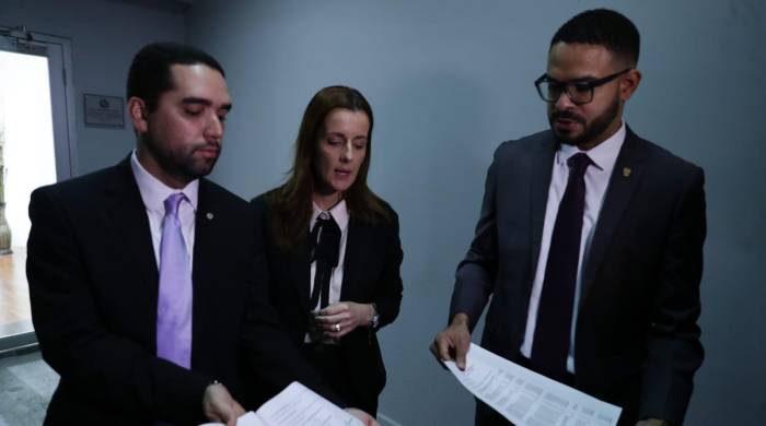 Los diputados Roberto Zuñiga, Janine Prado y Betserai Richards denuncian que no podrán estar presentes los periodistas y los asesores en la Comisión de Presupuesto.