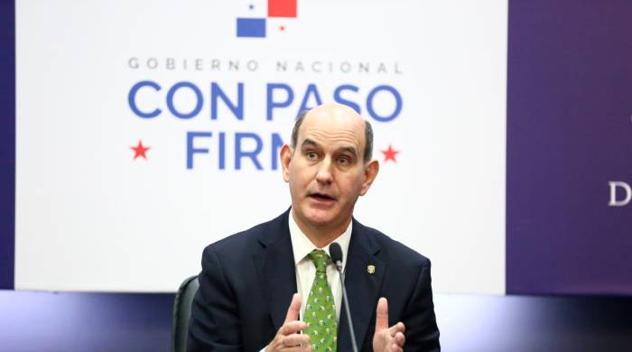 El ministro de Economía y Finanzas, Felipe Chapman, durante la conferencia de prensa, ayer.