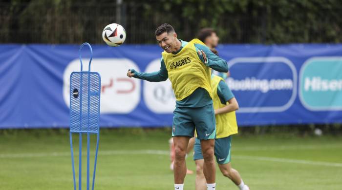 El jugador portugués Cristiano Ronaldo participa en una sesión de entrenamiento de su selección en Harsewinkel, Alemania.
