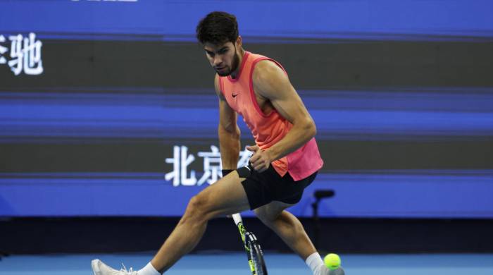 Carlos Alcaraz durante su semifinal ante Daniil Medvedev en el Abierto de tenis de China.