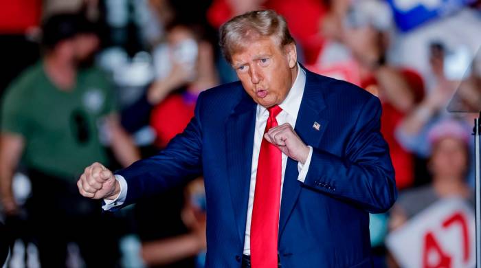 El candidato presidencial republicano, el expresidente Donald Trump (2017-2021), reacciona al concluir un mitin de campaña en el Greensboro Coliseum en Greensboro, Carolina del Norte.