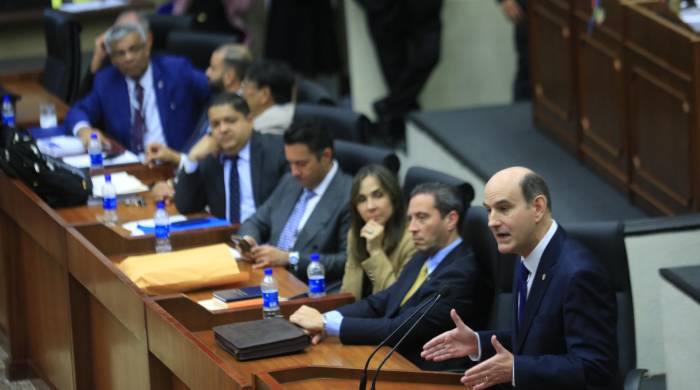 El ministro Chapman se quejó de que en su comparecencia al pleno varios diputados le hicieron por lo menos 20 preguntas idénticas, dejando entrever o que no le ponían atención o que de todas formas querían que se volvieran a repetir para alargar el debate por otras razones.