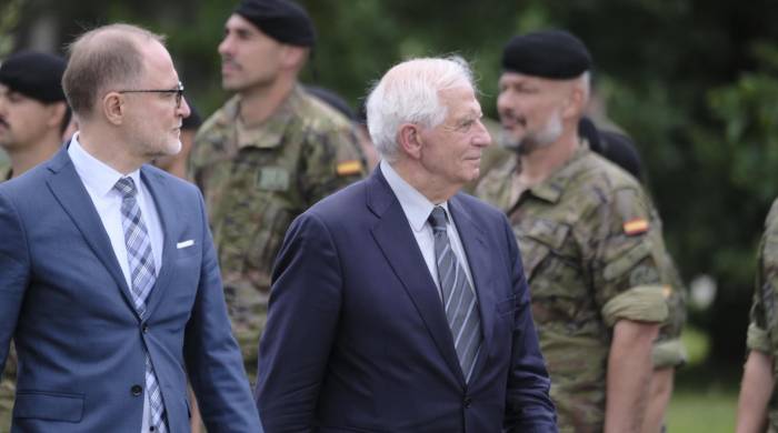 El ministro de Defensa de Letonia, Andris Sprud, y el alto representante de la UE para Asuntos Exteriores y Política de Seguridad, Josep Borrell.