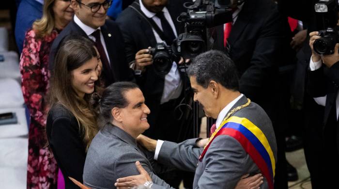 El presidente venezolano, Nicolás Maduro (d), saludando al empresario colombiano Alex Saab.