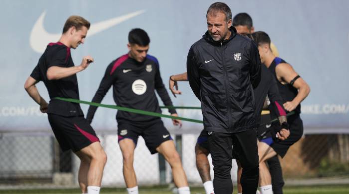 El entrenador del FC Barcelona, el alemán Hansi Flick, durante el entrenamiento previo al duelo frente al Real Madrid.