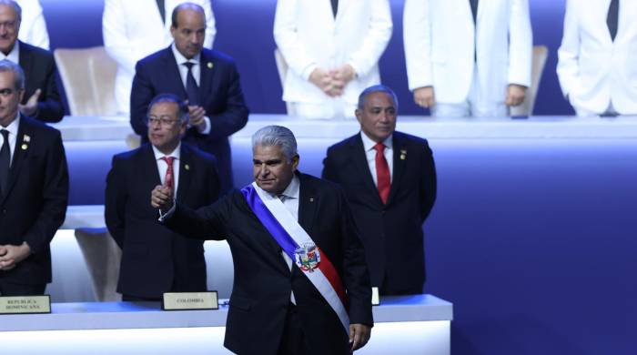 El presidente de Panamá, José Raúl Mulino, saluda tras recibir la banda presidencial.