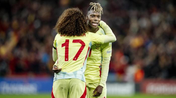 Marc Cucurella (izq.) , junto a Nico Williams durante el partido frente a Dinamarca.