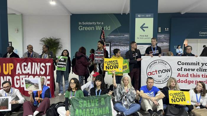 Cerca de un centenar de activistas se manifestaron hoy de manera casi silenciosa en la COP29 de Bakú, donde formaron una cadena en torno a salas de plenarios con pancartas y tararearon canciones de protesta, para denunciar que la organización de la cumbre les había prohibido hablar, cantar o dar palmas.