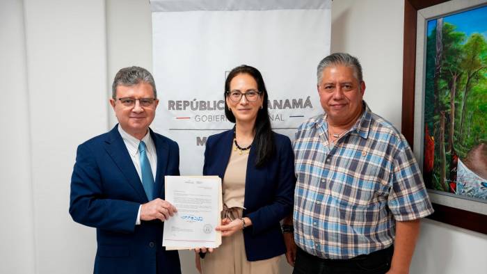 En el orde usual de izq. a der. aparecén Óscar Vallarino, viceministro de MiAmbiente (i), Verónica Cáceres Chamorro, secretaria de la CIT (c) y Marino Ábrego, subdirector de Costas y Mares de MiAmbiente (d).