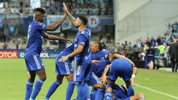 Fotografía de archivo en la que se registró una celebración de jugadores del club ecuatoriano de fútbol Emelec, en el estadio George Capwell de Guayaquil.