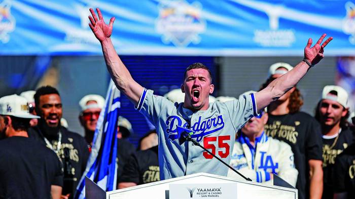 Foto de archivo del lanzador Walker Buehler durante la celebración de los Dodgers luego de ganar la Serie Mundial de la MLB.