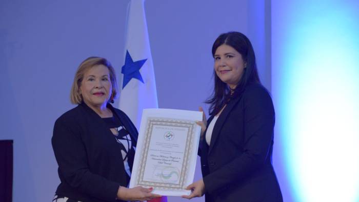 La Secretaria General de CONEAUPA, María del Carmen Terrientes de Benavides, entregó la certificación para la Carrera de Doctor en Medicina y Cirugía.