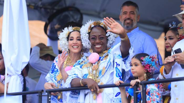 Ministra de Educación, Lucy Molinar, durante el Desfile de las Mil Polleras.