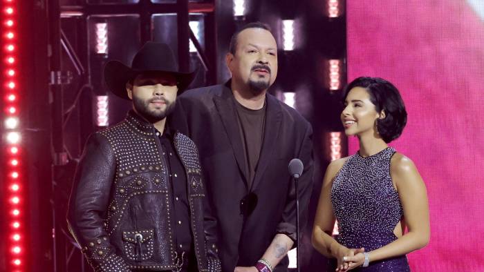 Leonardo Aguilar, Pepe Aguilar y Ángela Aguilar hablan en el escenario durante la 25.ª Entrega Anual del Latin GRAMMY en el Kaseya Center el 14 de noviembre de 2024 en Miami, Florida.