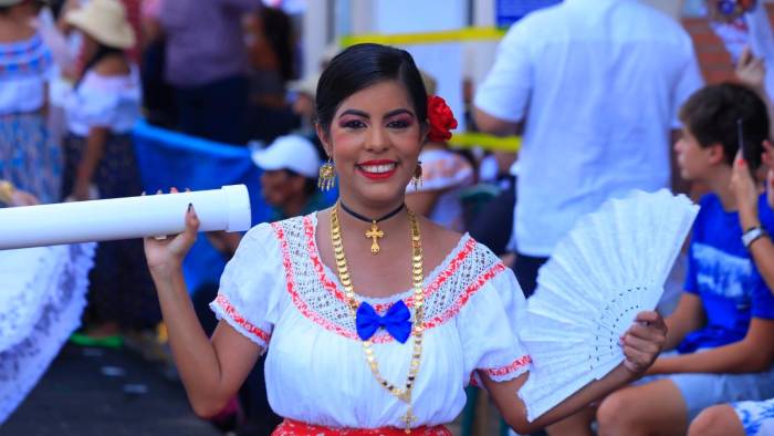 El Desfile de las Mil Polleras no solo es una fiesta de colores y música, sino un homenaje a la historia, la cultura y el legado del pueblo panameño.