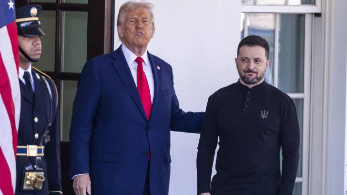 l presidente de EE.UU., Donald Trump (i), saluda al presidente de Ucrania, Volodymyr Zelensky, frente al Ala Oeste de la Casa Blanca en Washington, D. C.