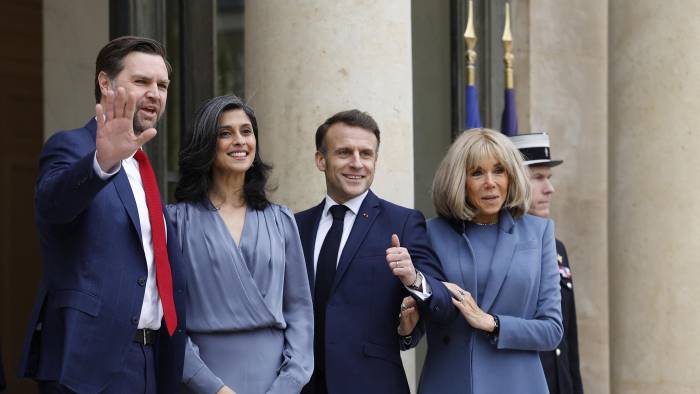 El presidente francés Emmanuel Macron y su esposa Brigitte Macron posan y dan la bienvenida al vicepresidente de Estados Unidos, J. D. Vance, y su esposa Usha Vance antes de un almuerzo de trabajo, al margen de la Cumbre de Acción sobre Inteligencia Artificial.