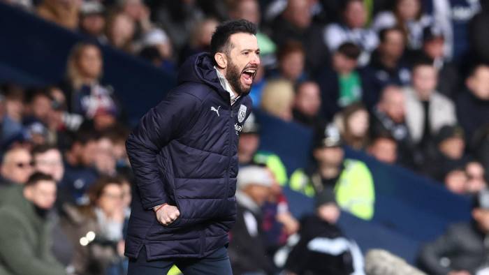 El entrenador español del West Bromwich Albion, Carlos Corberán, hace gestos desde la banda durante el partido de la cuarta ronda de la FA Cup inglesa entre West Bromwich Albion y Wolverhampton Wanderers.