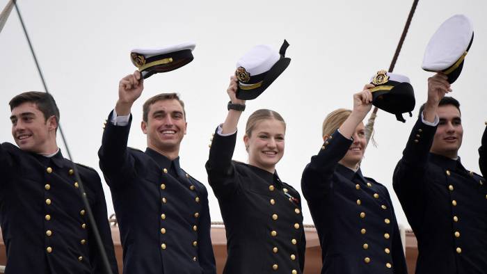 La princesa de Asturias, Leonor (centro), saluda a bordo del buque escuela de la Armada Española Juan Sebastián de Elcano antes de partir por seis meses, en el puerto de Cádiz, el 11 de enero de 2025.