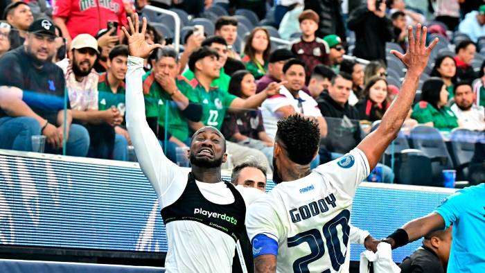 El delantero de Panamá (18), Cecilio Waterman (izq.), celebra tras anotar el primer gol de su equipo durante el partido de semifinales de la Liga de Naciones de la Concacaf.