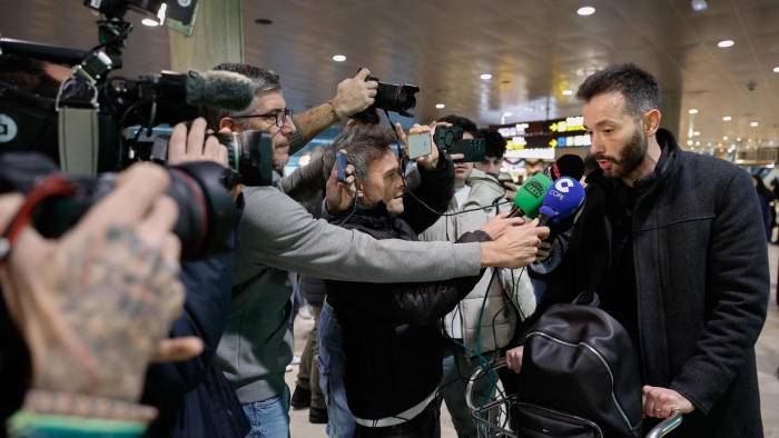 Corberán este jueves 26 de diciembre a su llegada al Aeropuerto Internacional de Valencia-Manises.