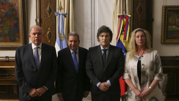 Fotografía cedida por la Presidencia de Argentina del presidente de Argentina, Javier Milei (2-d), posando junto al líder opositor venezolano Edmundo González Urrutia (2-i) y el ministro de Asuntos Exteriores de Argentina Gerardo Werthein (i).