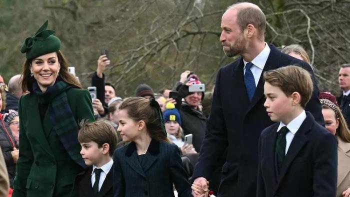 Kate Middleton, princesa de Gales, el príncipe Louis, la princesa Charlotte, el príncipe William y el príncipe George asisten al Servicio de la Mañana de Navidad.