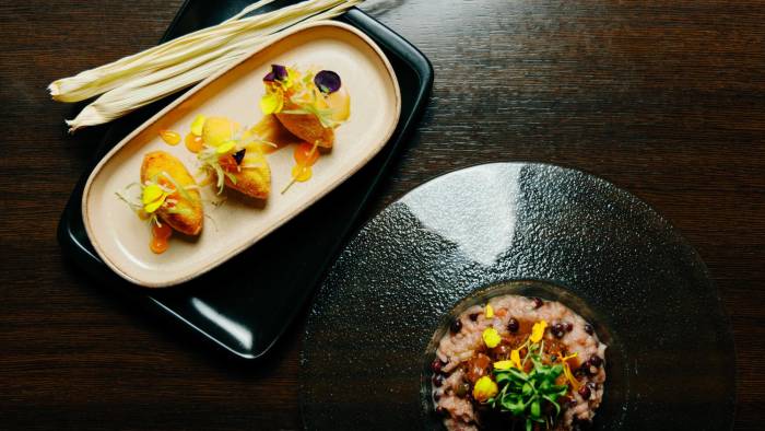 Los comensales podrán deleitarse con la carne en palito, una experiencia que rinde homenaje al famoso plato callejero, y “No hay presa, hay sardina”.