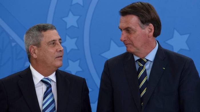 El expresidente de Brasil Jair Bolsonaro (Der.) junto al exministro de Defensa Walter Braga Netto.