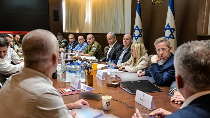 Esta imagen proporcionada por la Oficina de Prensa del Gobierno de Israel muestra al primer ministro Benjamin Netanyahu (5-D), encabezando una reunión del gabinete de seguridad para votar sobre un acuerdo de alto el fuego en Gaza.