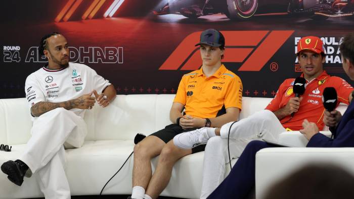 El inglés Lewis Hamilton (i.), el australiano Oscar Piastri, de McLaren (c.) y el español Carlos Sainz.