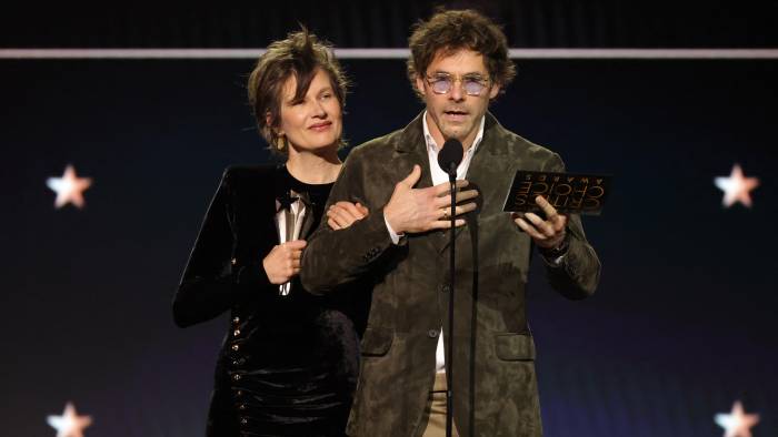 Camille Dalmais y Clément Ducol aceptan el premio a la Mejor Canción por “Emilia Pérez” en el escenario durante la 30.ª edición anual de los Critics Choice Awards