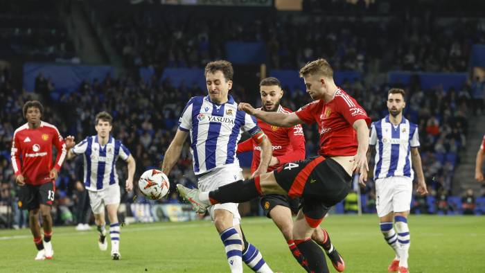 El centrocampista de la Real Sociedad Mikel Oyarzabal (izq.) y el defensa del Manchester United, Matthijs de Ligt.