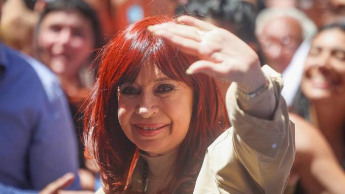 La expresidenta argentina Cristina Fernández (2007-2015) saluda a su llegada al Instituto Patria, en Buenos Aires.