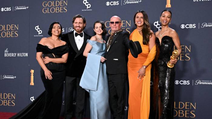 De izquierda a derecha: La actriz mexicana Adriana Paz, el actor venezolano Edgar Ramírez, la cantante y actriz estadounidense Selena Gomez, el director francés Jacques Audiard, la actriz española Karla Sofía Gascón y la actriz estadounidense Zoe Saldaña posan con el premio a la Mejor Película.