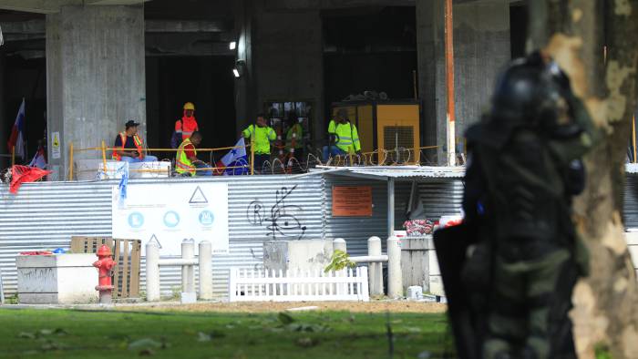 Unidad antomotines durante las protestas que el Suntracs realizó dentro del proyecto del nuevo Hospital del Niño.