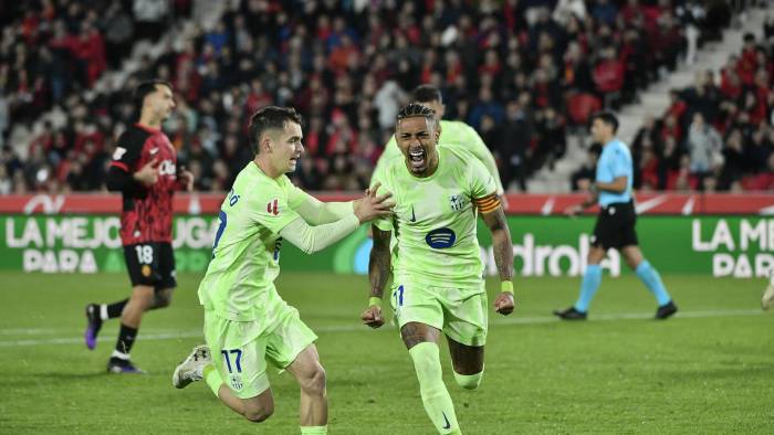 Los jugadores del FC Barcelona, el brasileño Raphinha (der.) y Marc Casadó.