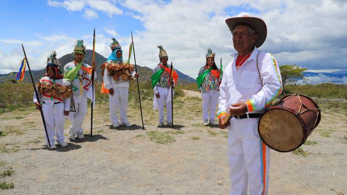 Los danzantes indígenas Yumbos participan en una ceremonia tradicional este 22 de marzo de 2025 en Quito (Ecuador).