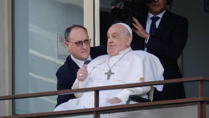 El papa Francisco saludando a la multitud que le esperaba en las puertas del hospital donde ha estado ingresado 38 días.