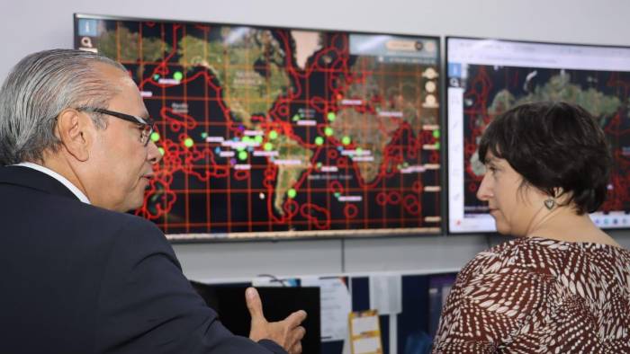 Eduardo Carrasquilla, administrador de la ARAP, junto a Isabela Matusz, embajadora de la Unión Europea en Panamá.