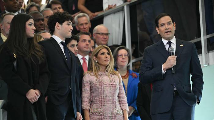 El Secretario de Estado de los Estados Unidos, Marco Rubio, habla con empleados al llegar al Departamento de Estado en Washington, D. C., el 21 de enero de 2025.