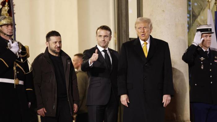 El presidente francés, Emmanuel Macron (c); el presidente electo de Estados Unidos, Donald Trump (d), y al presidente ucraniano, Volodímir Zelenski (i).