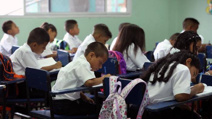 El FECE fue creado para financiar los gastos de los colegios y escuelas oficiales en el primer y segundo nivel de enseñanza.